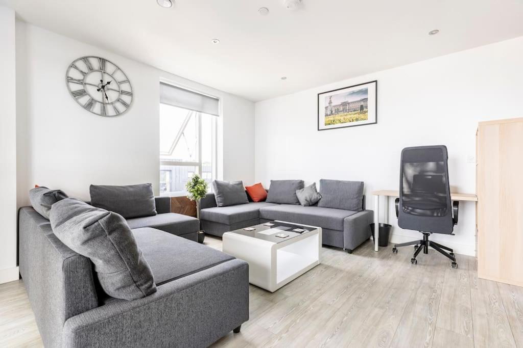 Stylish & Comfortable Top-Floor Flat In Harrow London Kültér fotó