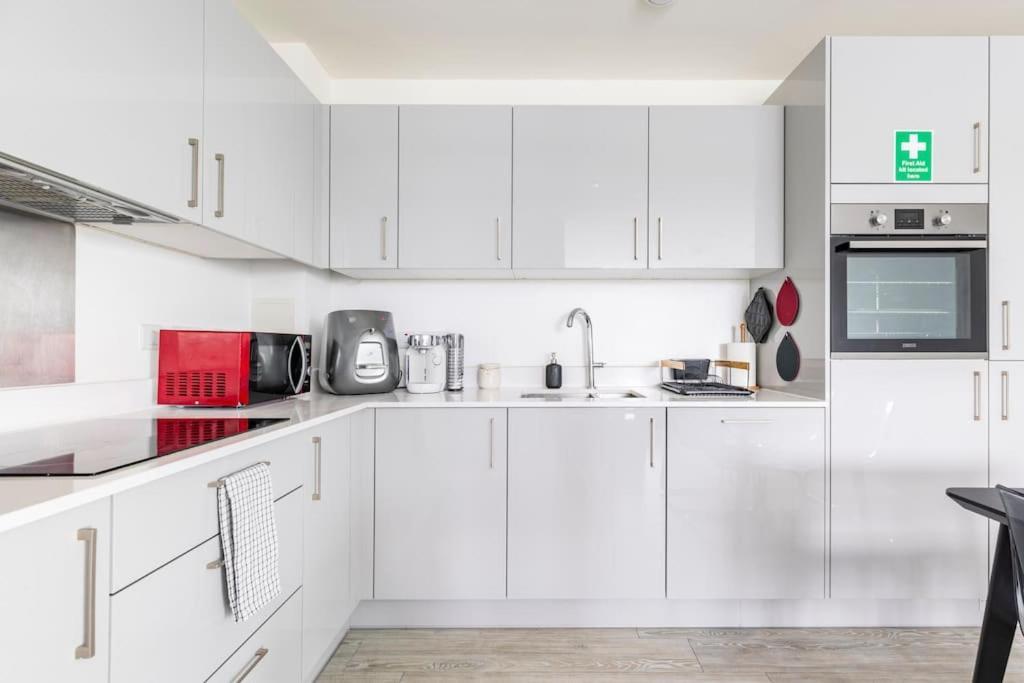 Stylish & Comfortable Top-Floor Flat In Harrow London Kültér fotó