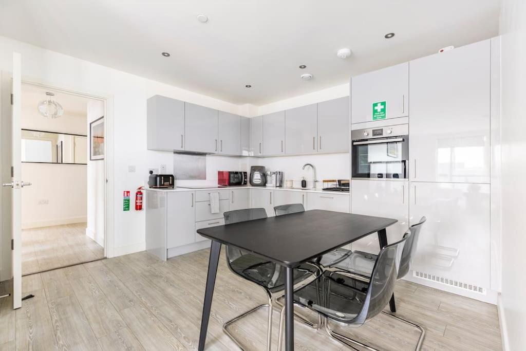 Stylish & Comfortable Top-Floor Flat In Harrow London Kültér fotó