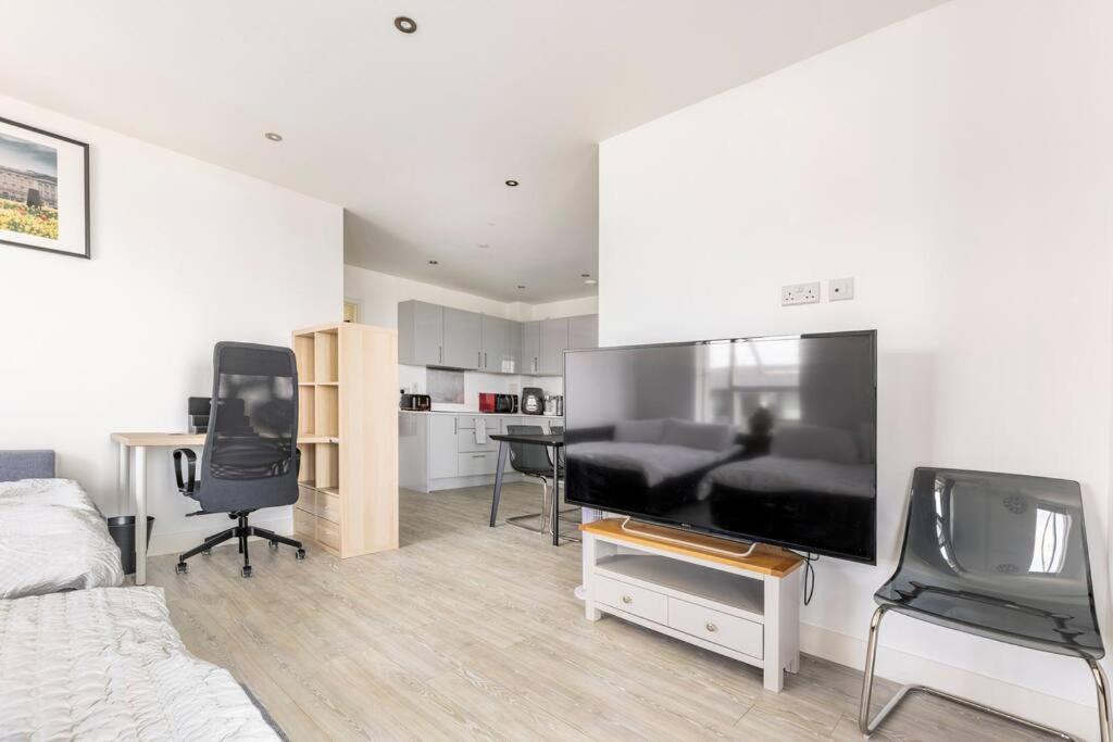Stylish & Comfortable Top-Floor Flat In Harrow London Kültér fotó