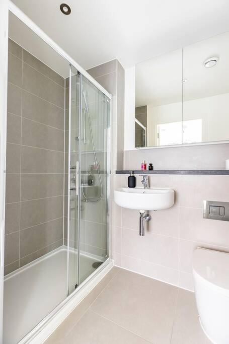 Stylish & Comfortable Top-Floor Flat In Harrow London Kültér fotó
