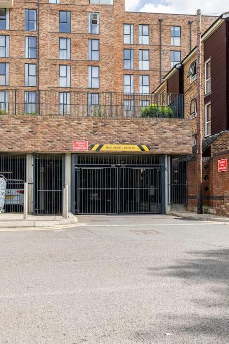 Stylish & Comfortable Top-Floor Flat In Harrow London Kültér fotó