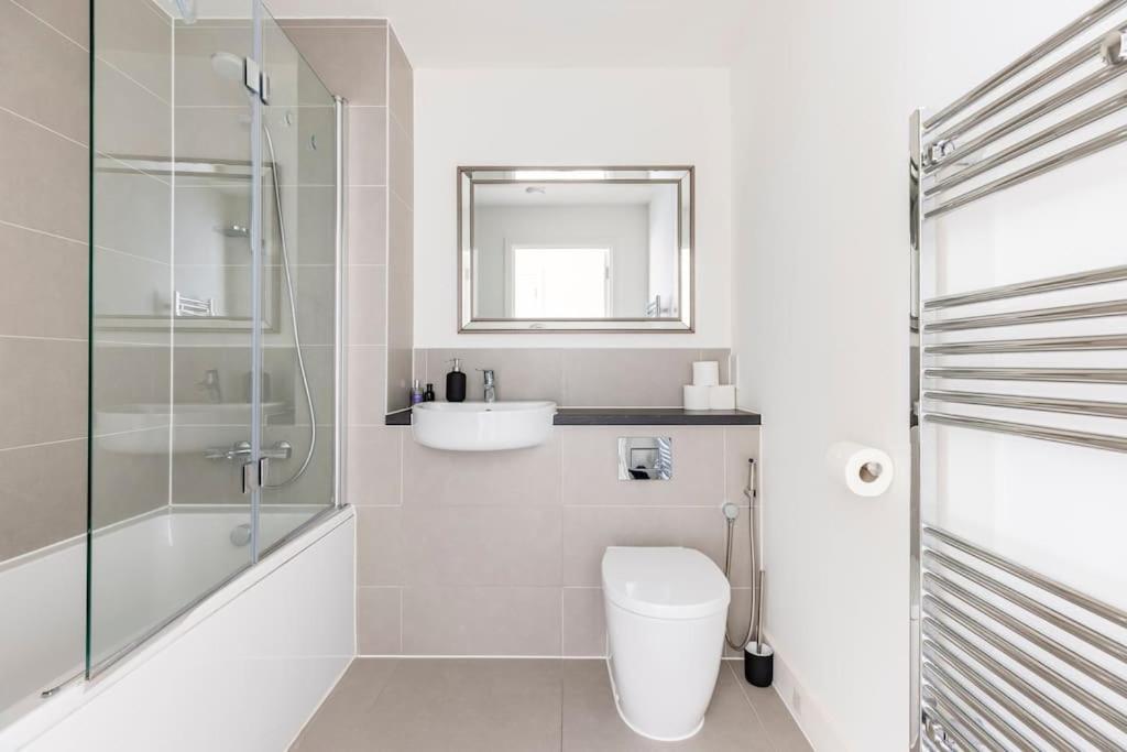 Stylish & Comfortable Top-Floor Flat In Harrow London Kültér fotó