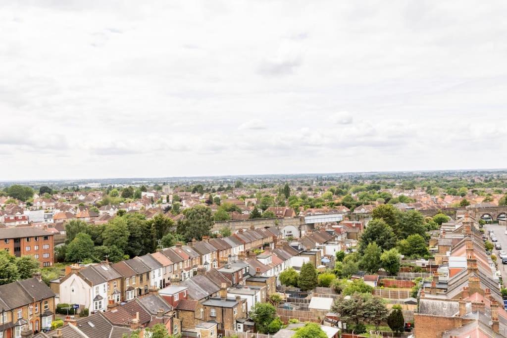 Stylish & Comfortable Top-Floor Flat In Harrow London Kültér fotó